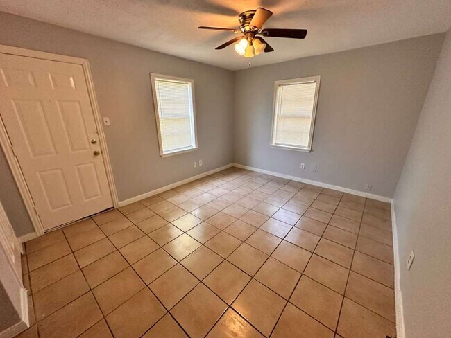 Building Photo - 306 Lake Rd