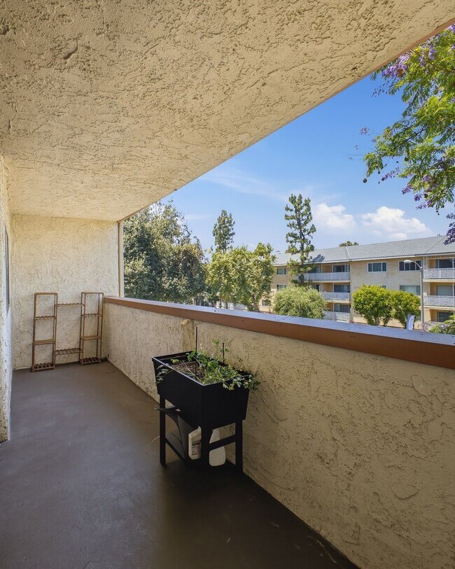 Building Photo - 2444 E Del Mar Blvd