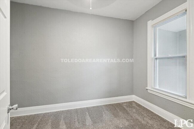 Building Photo - 365 Burger St