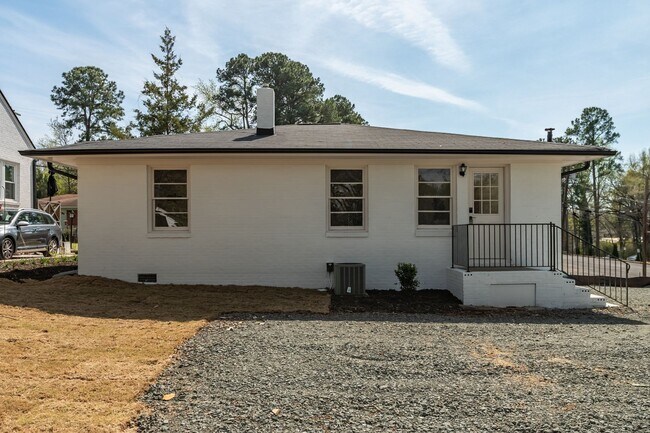 Building Photo - Newly Renovated Ranch-style Home