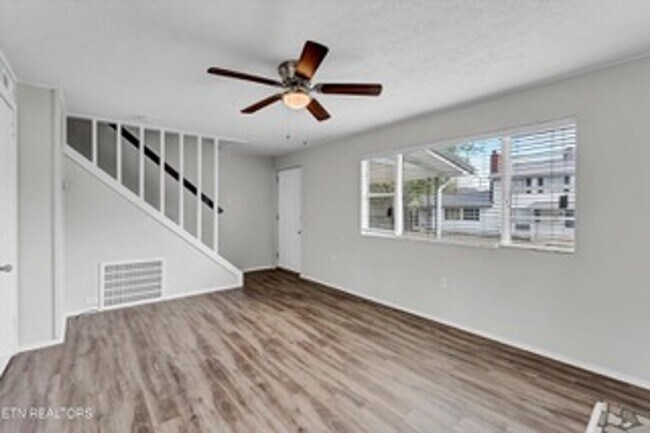 Building Photo - Oak Ridge 37830 - 2 bed 1 bath apartment - call Kathy Leveille 865-556-0370