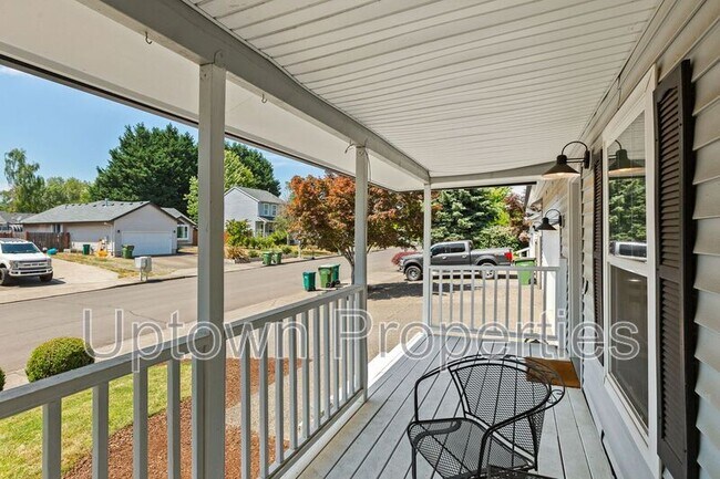 Building Photo - 753 SE Boysen Ln