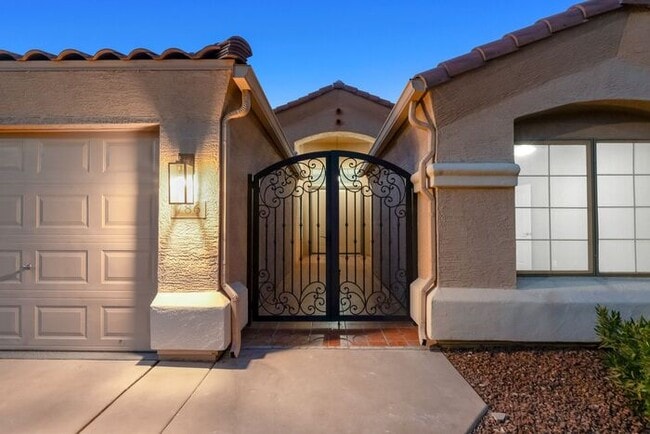 Building Photo - Gorgeous Everything you Need 4Bedroom plus Den Chandler Home!