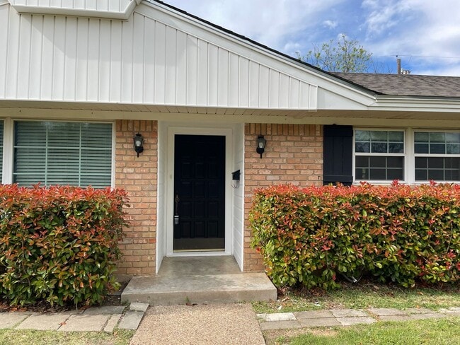 Building Photo - Available Now | Single-Story 3 Bed, 2 Bath | Prime Waco Location | Cul-de-Sac Lot with Garage | P...