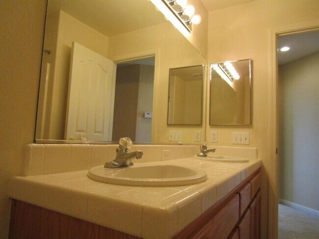 Building Photo - Like Brand New 4 Bedroom 3 Bath Beautiful ...