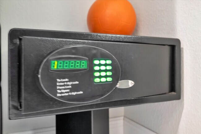 Building Photo - 8303 Palm Pkwy