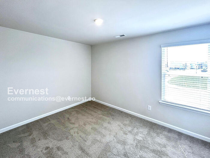 Building Photo - 3231 Quintana Dr