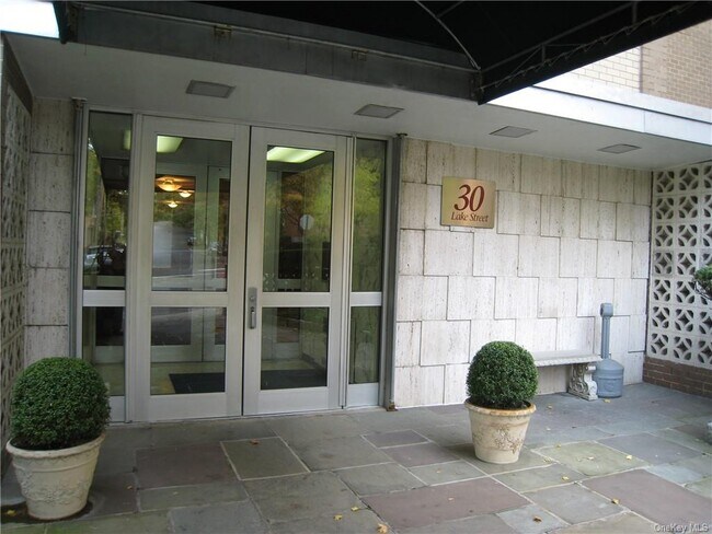 Building Photo - 30 Lake St