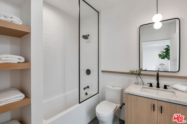 Building Photo - 610 S Van Ness Ave