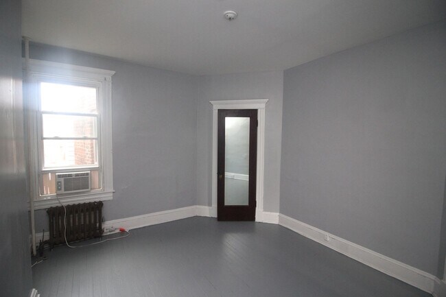 Building Photo - 2026/2027 JHU Off-campus Large 5bd/2.5ba home w/ Parking Spot! Available 6/9/26