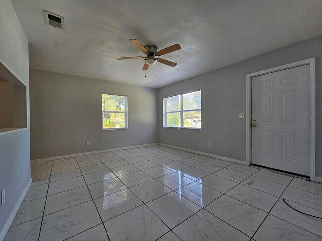 Building Photo - Charming 3-Bedroom, 2-Bath Home with Bonus Room and Detached Garage in Lakeland!!