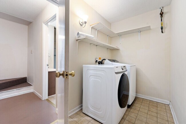 Building Photo - Spacious 3-Level Townhome Minutes from Dow...