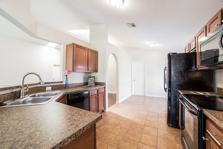 Building Photo - 2372 Queenswood Cir
