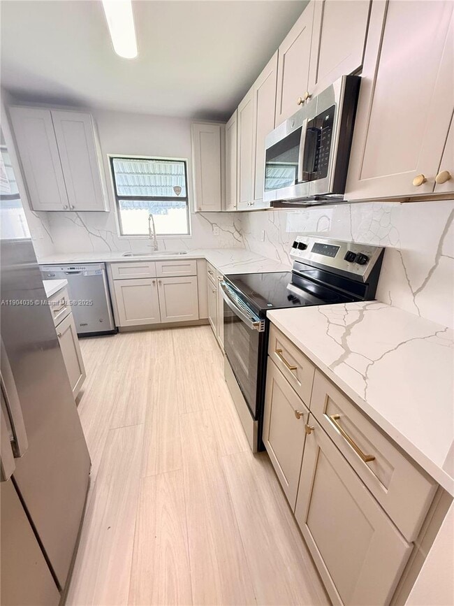 Building Photo - 236 NW 12th Ct