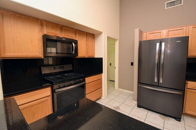 Building Photo - Bright & Open SE Tucson 3 Bed 2 Bath with ...