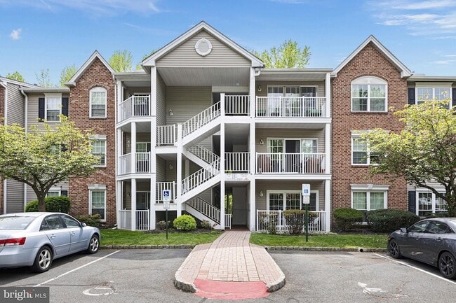 Building Photo - 14 Cheverny Ct