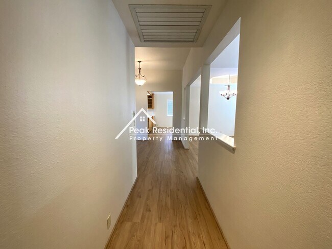 Building Photo - Spacious 3bd/2ba Auburn Home With Bonus Ro...