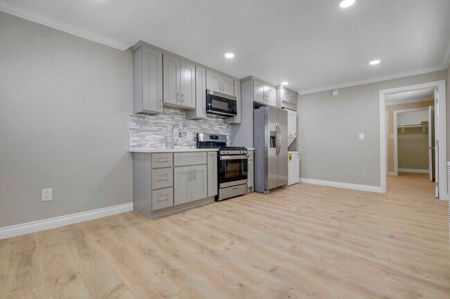 Building Photo - Bungalow style apartment on a quiet property is now available!