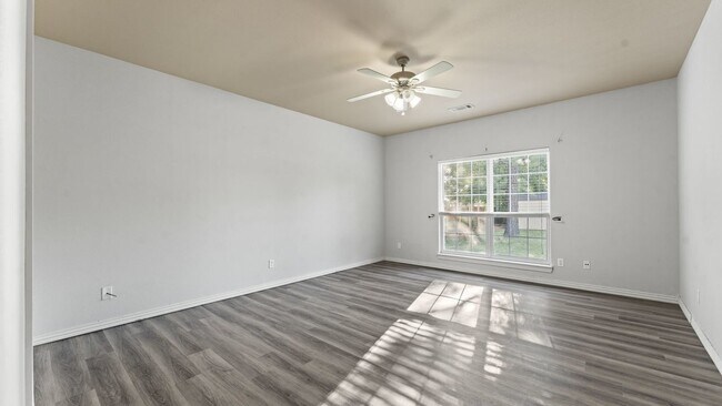 Building Photo - "Beautiful 3-Bedroom Haven with Fireplace ...