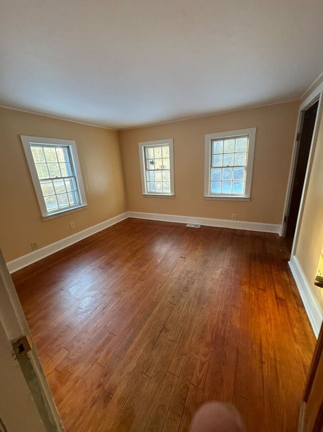 Building Photo - Cozy Two Story Home with Two Bathrooms