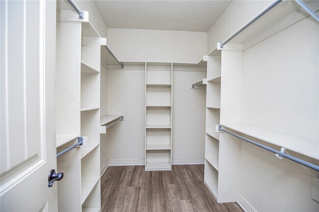 Building Photo - 2715 Vanike Dr