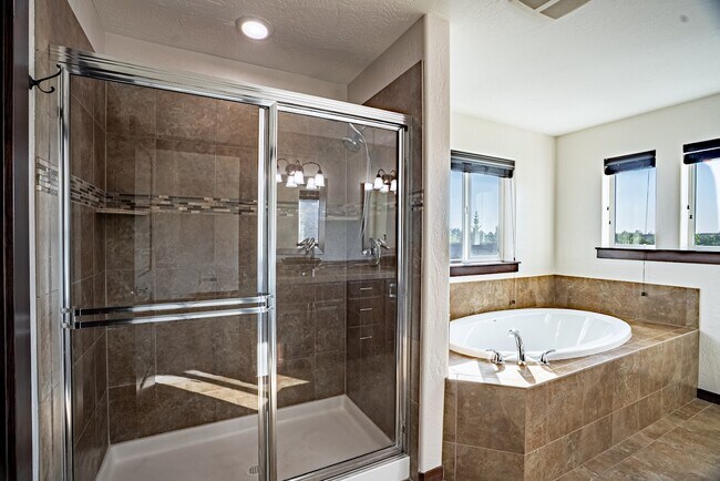 Building Photo - 6649 N Madellaine Dr