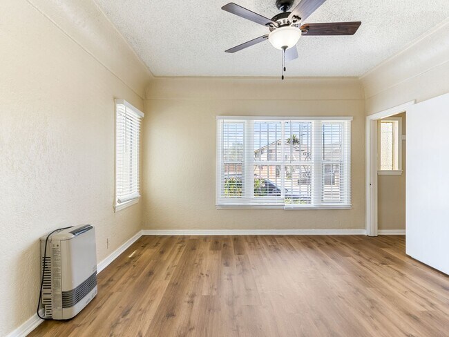 Interior Photo - 1324 Peterson Avenue