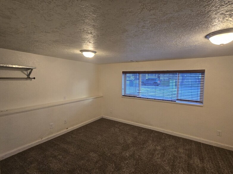 Building Photo - 593 E Pali St