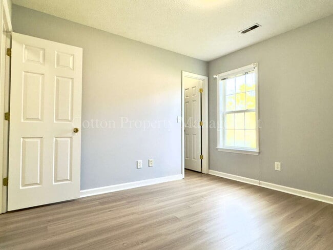 Building Photo - 3BR/2FB.$2200 per month