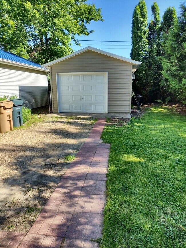 Single car garage - 1837 Sheridan St