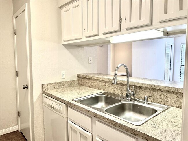 Building Photo - 1202 Thorpe Ln