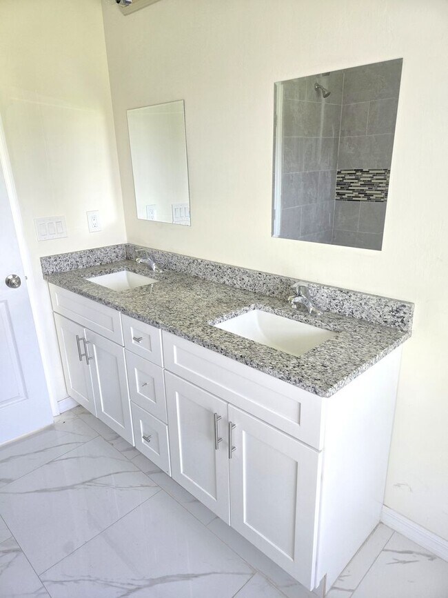 Building Photo - Great location in Lehigh Acres-Three Bedroom 2 bath/ Large Back yard!