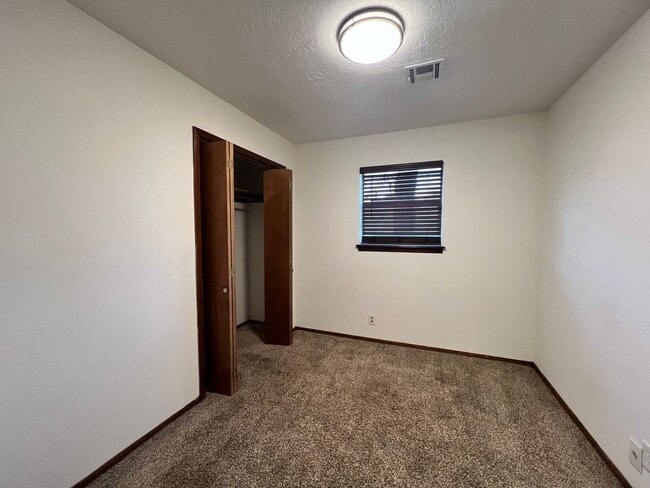 Building Photo - Cozy home in Norman + 2 bedrooms