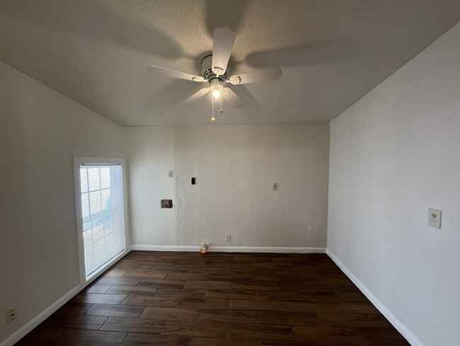 Building Photo - Well Maintained Two Bedroom One Bath!