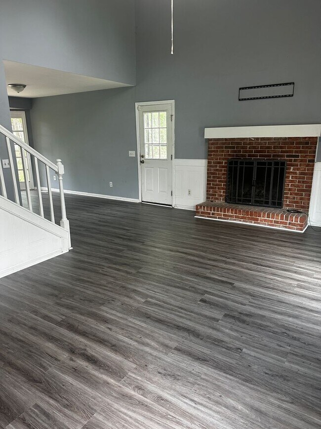 Building Photo - Rare 5 Bedroom Home