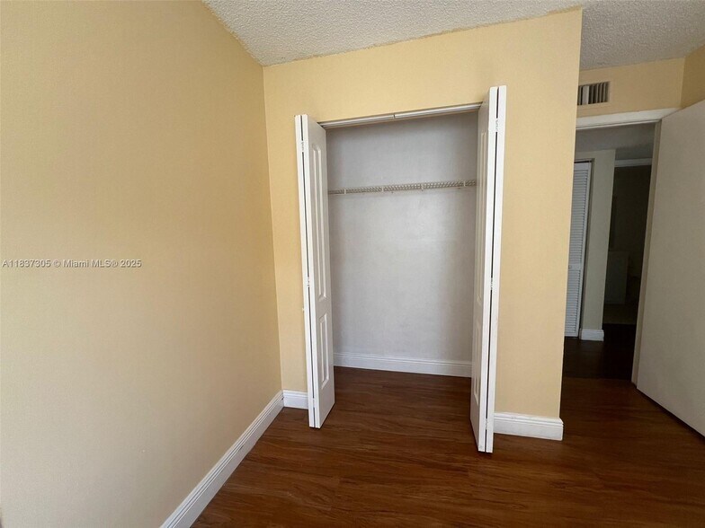 Building Photo - 1129 Lake Victoria Dr