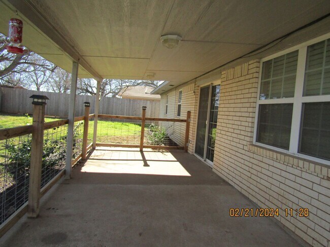 Building Photo - MacArthur Schools Area!