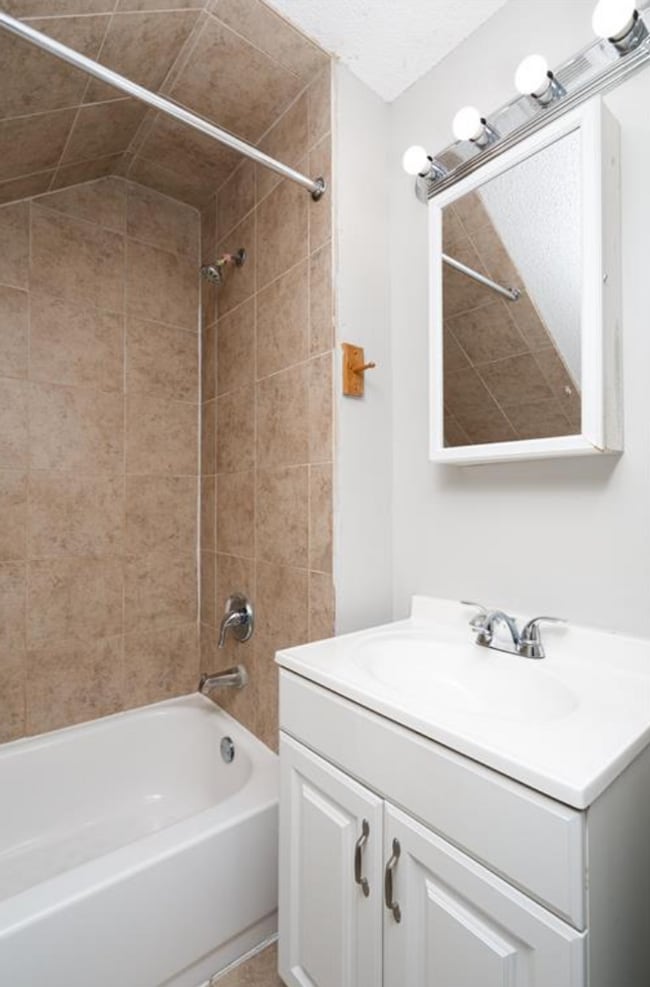 Building Photo - Perfect 4 bedroom count Home in Minneapolis
