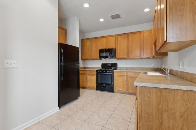 Building Photo - 2 BEDROOM VICTORIA PARK TOWNHOUSE AVAILABL...