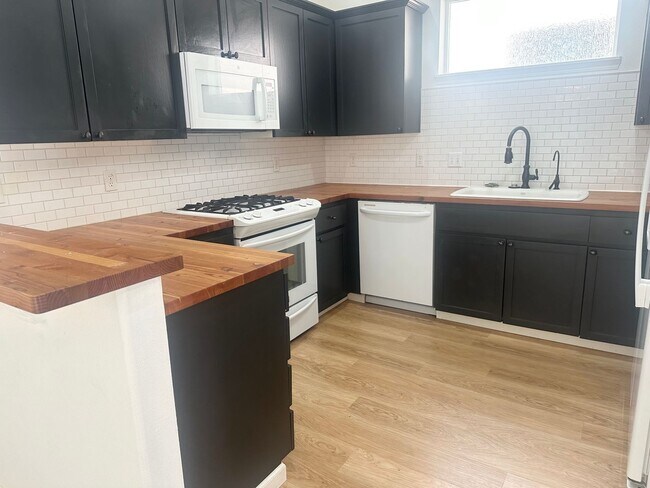 Building Photo - 3 Bedroom Beaverton Home with A/C!