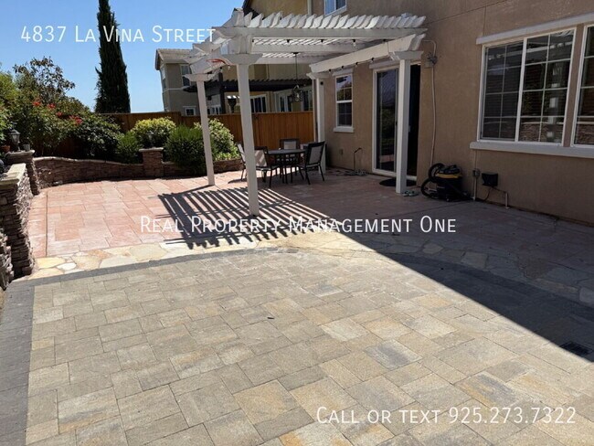Building Photo - 4837 La Vina St
