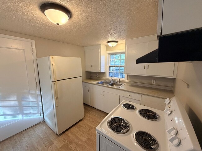 Building Photo - 2 Bedroom 1 Bath Home