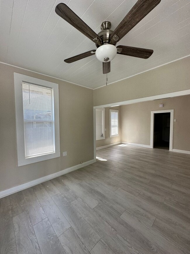 Building Photo - Updated Corner Lot Home – 2bd/2ba