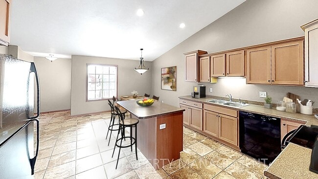 Building Photo - 3 BD, 2 BA AMENITY FILLED TOWNHOME WITH AT...