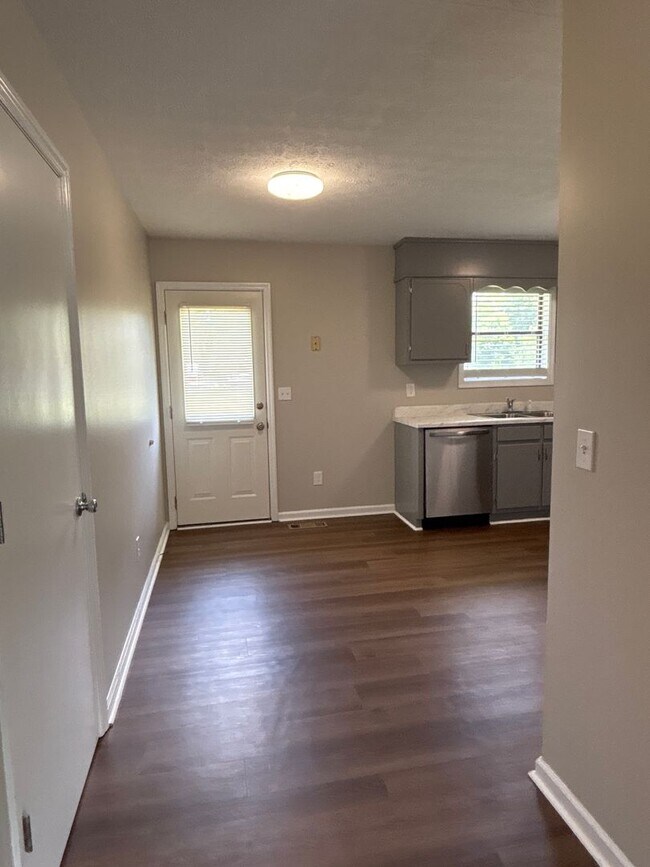 Building Photo - Charming 2 Bedroom Duplex in Manchester!