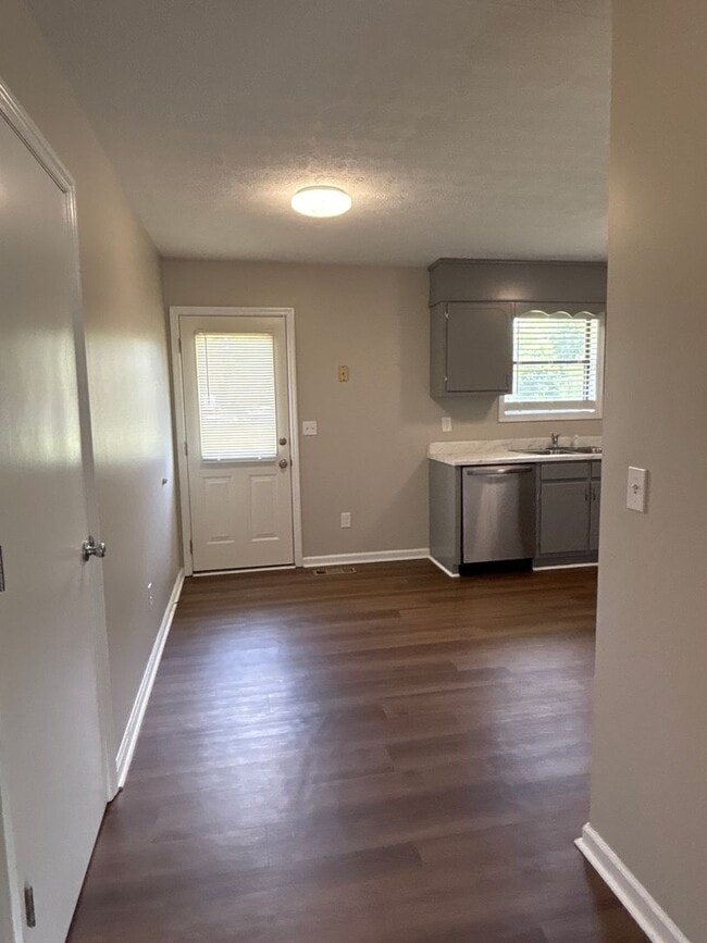 Building Photo - COMING SOON! - 2 Bedroom Duplex in Manchester!