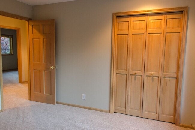 Building Photo - 5Bd/2.75Ba Mercer Island House