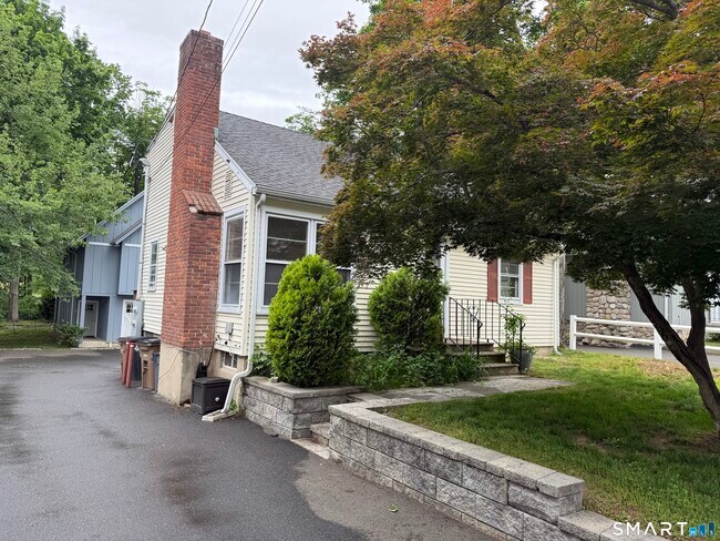 Building Photo - 17 Oenoke Pl