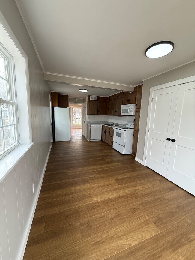 Building Photo - 305 Cherokee Village Dr