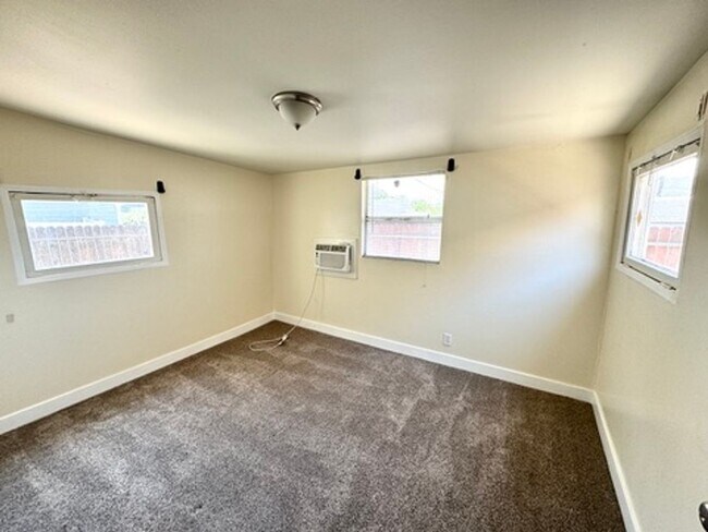 Building Photo - Old World Charm 2 bedroom / 1 bath
